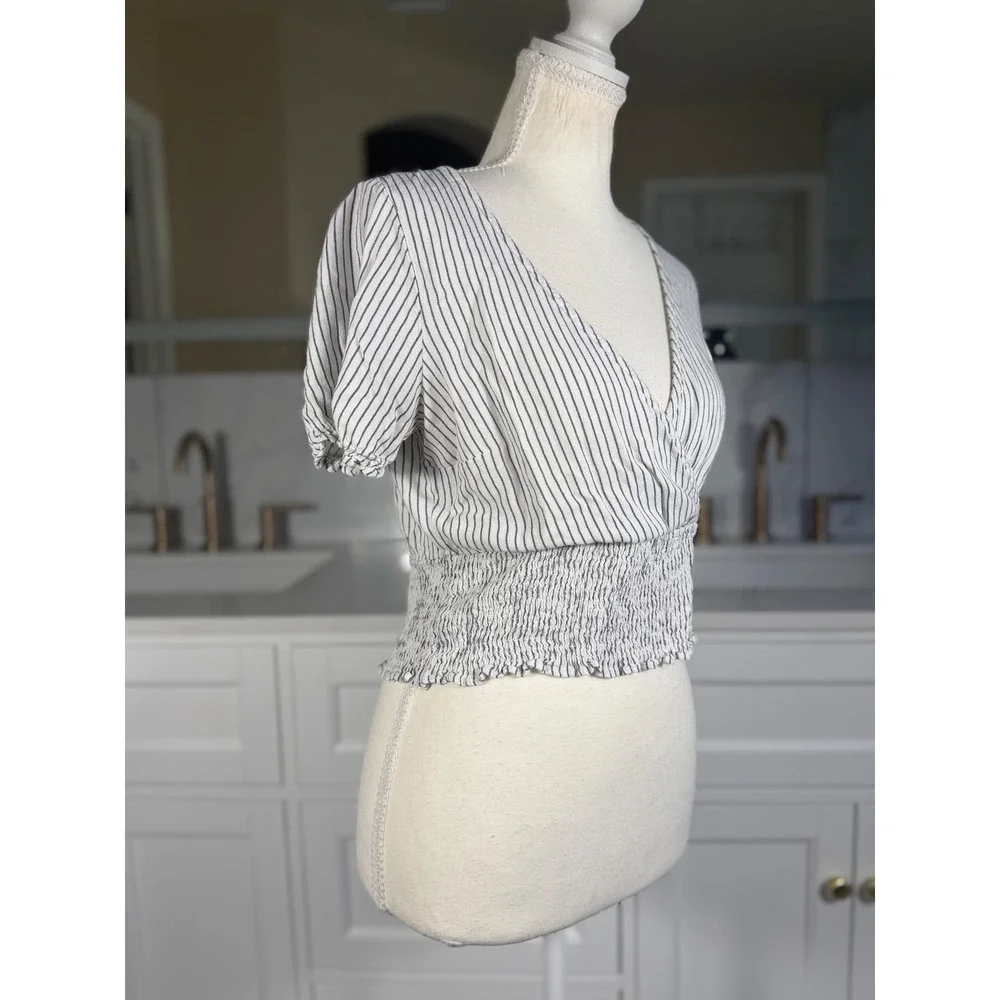 Abercrombie & Fitch Top Womens Medium White‎ Blue Stripe Smocked Wrap Crop